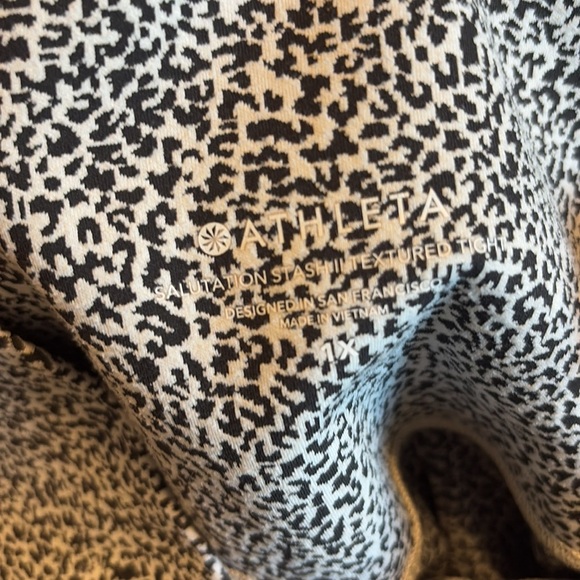 Athleta Salutation stash ii textured leggings 1X leopard - Picture 7 of 7